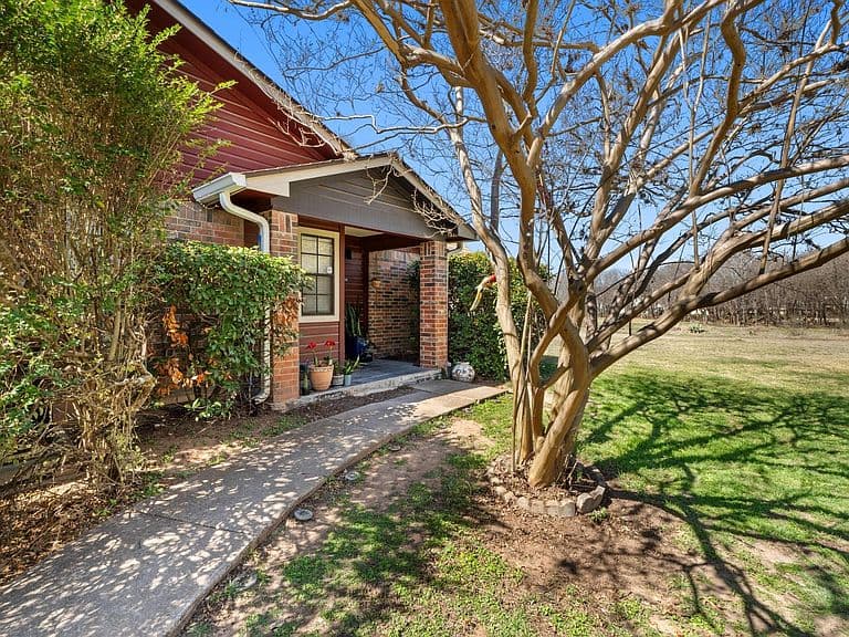 Listing photo 5