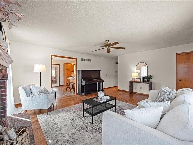 Listing photo 5