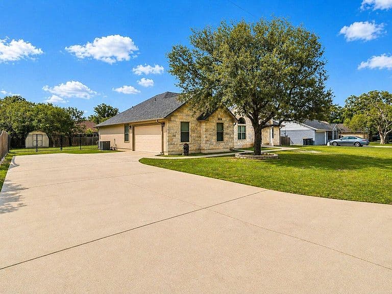 Listing photo 4