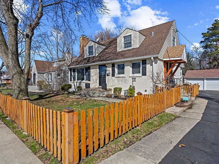 Listing photo 2
