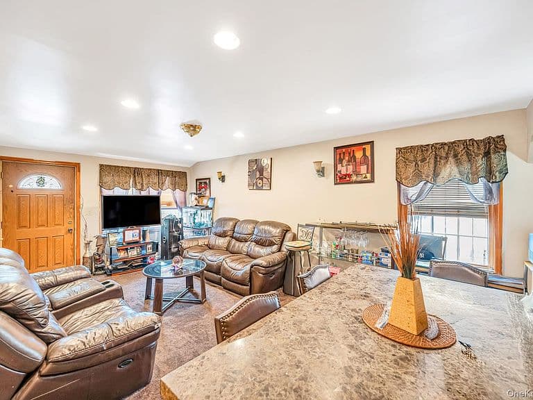 Listing photo 3