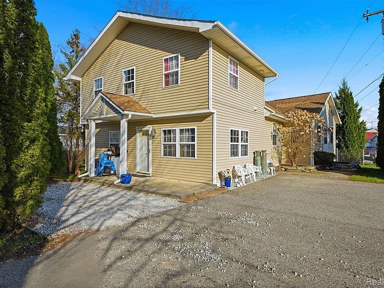 Listing photo 2