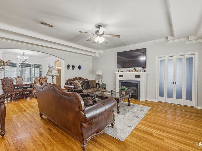 Listing photo 3