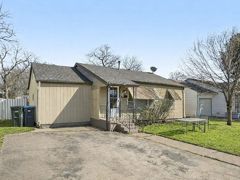 Listing photo 2