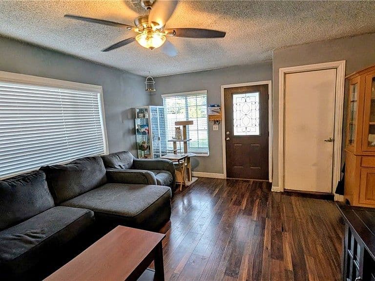 Listing photo 4