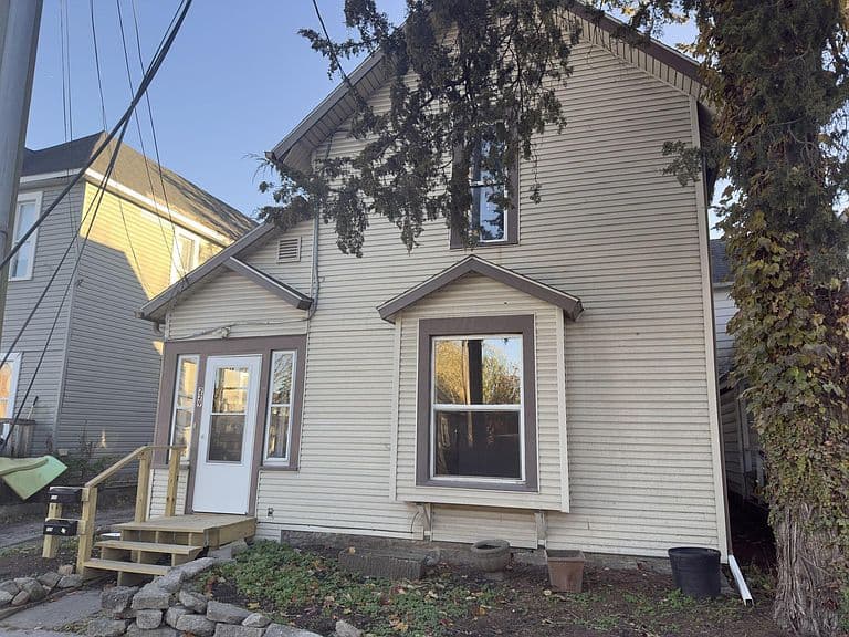 Listing photo 2