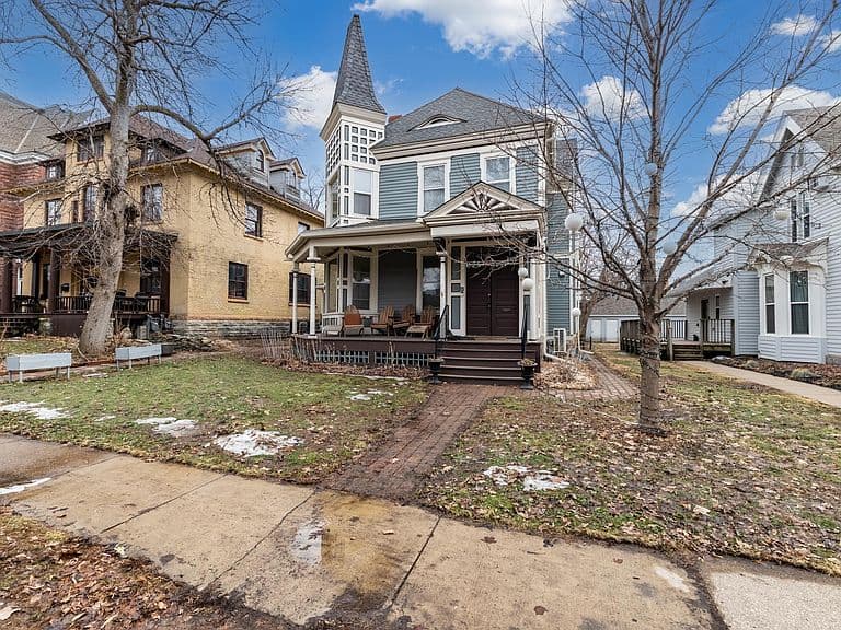 Listing photo 2