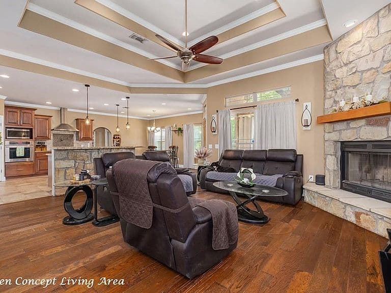 Listing photo 3