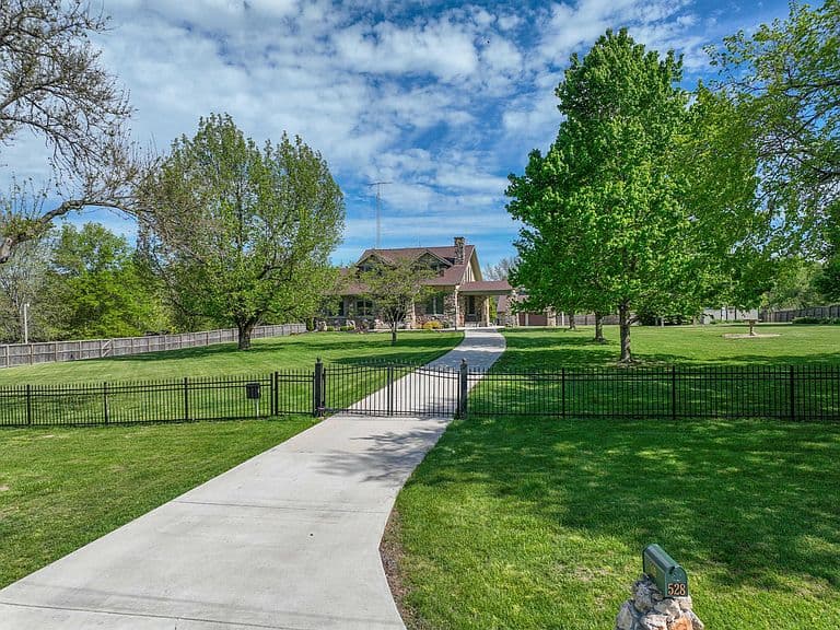Listing photo 3