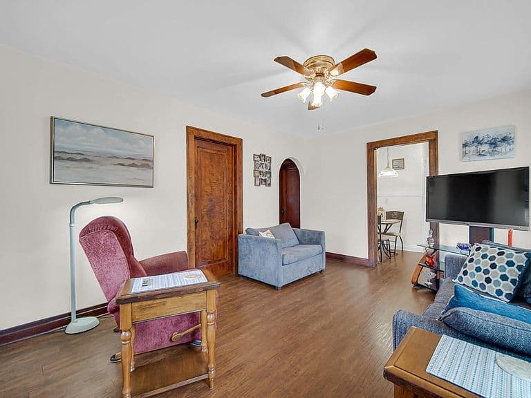 Listing photo 3