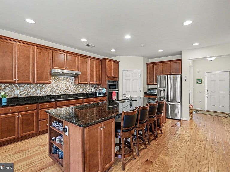 Listing photo 4