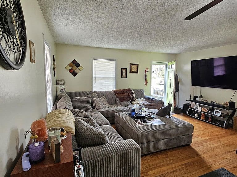 Listing photo 5