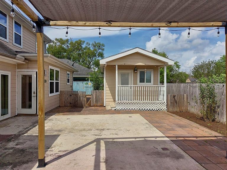 Listing photo 3