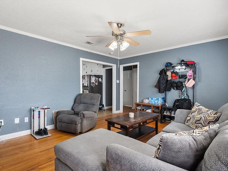 Listing photo 3