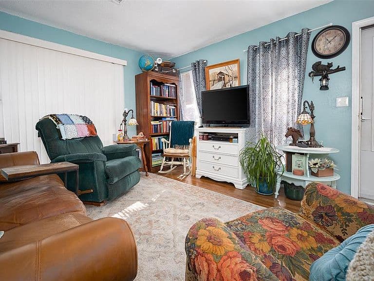 Listing photo 3