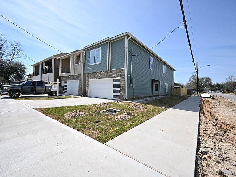 Listing photo 3