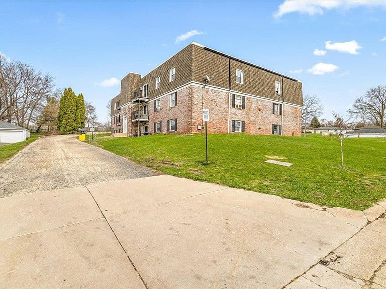 Listing photo 3
