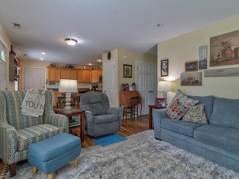 Listing photo 3