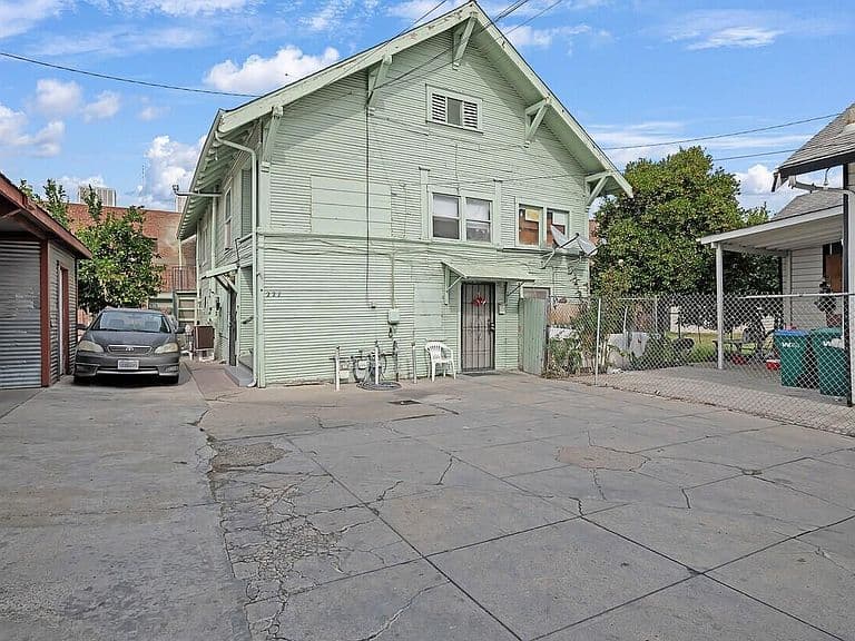 Listing photo 2
