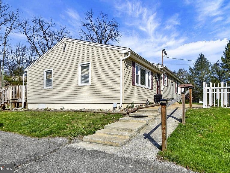 Listing photo 3