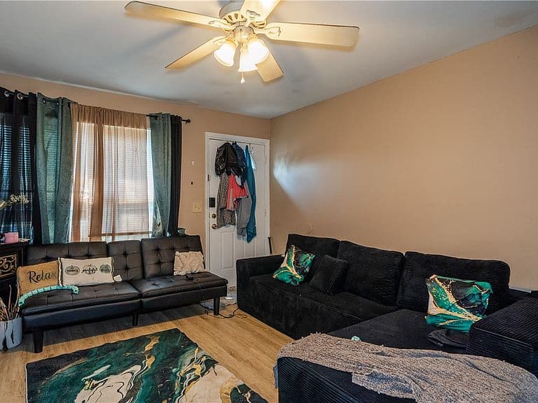 Listing photo 4