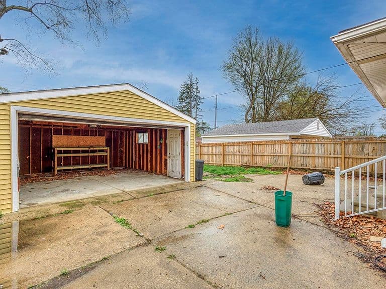 Listing photo 5