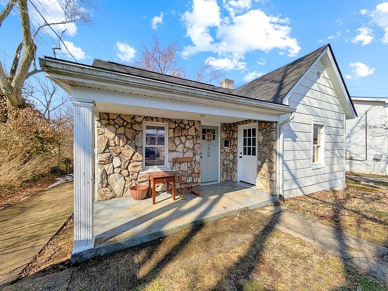 Listing photo 2