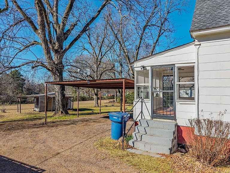 Listing photo 5