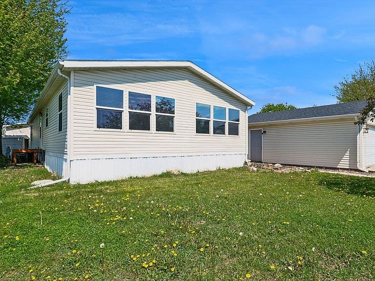 Listing photo 2