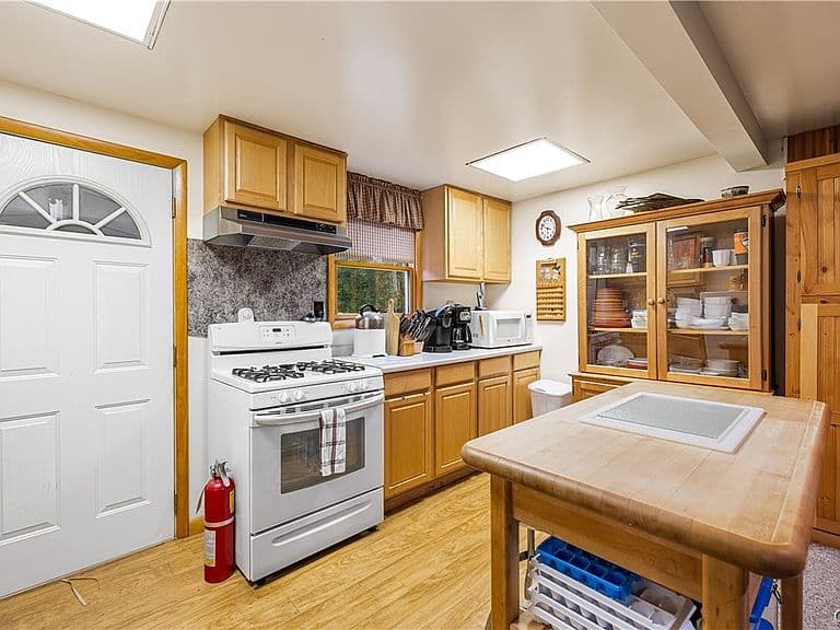 Listing photo 5