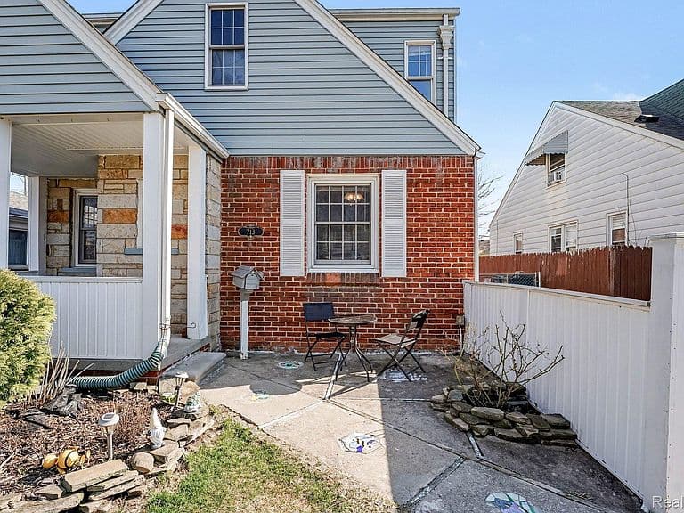 Listing photo 3