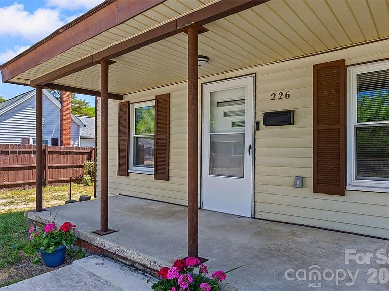Listing photo 3