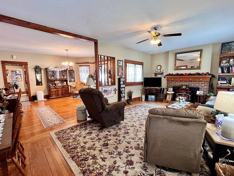 Listing photo 2