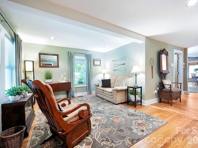 Listing photo 4