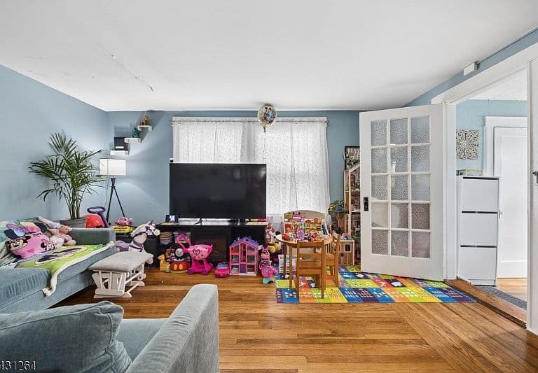 Listing photo 3