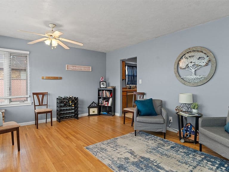 Listing photo 3