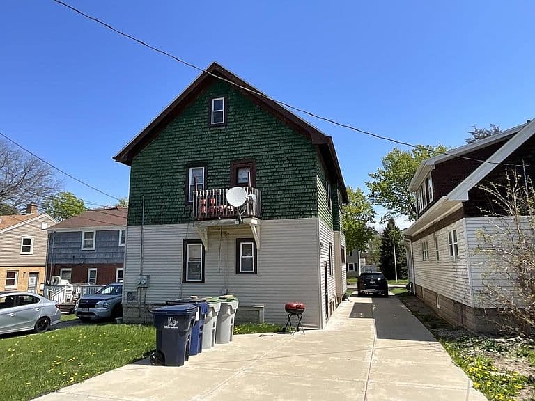 Listing photo 3