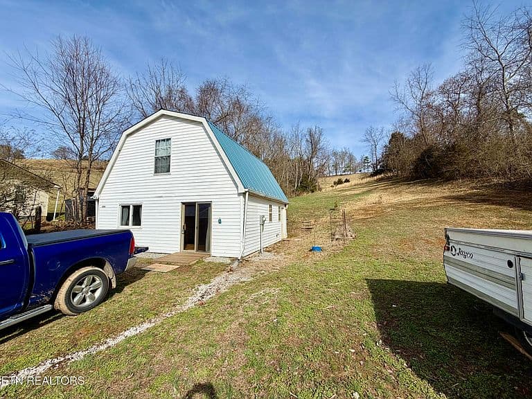 Listing photo 5