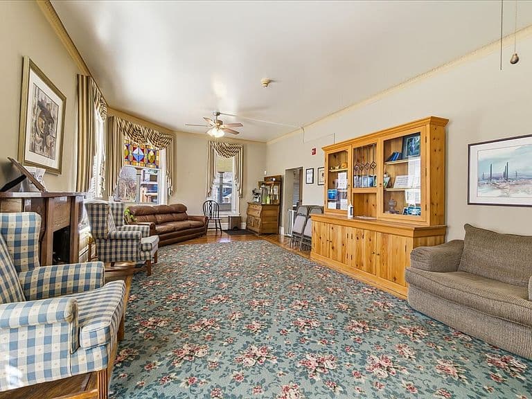 Listing photo 3