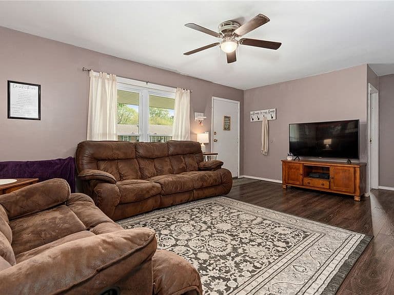 Listing photo 5