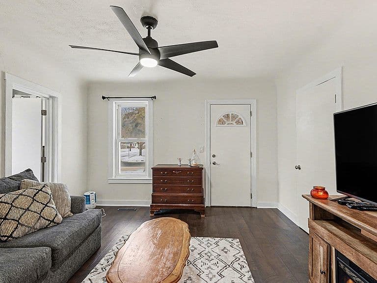 Listing photo 3