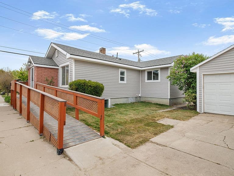 Listing photo 2