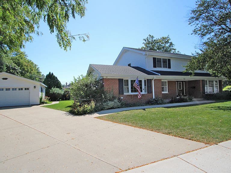 Listing photo 2
