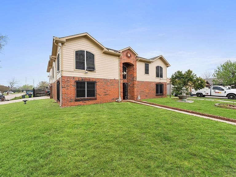 Listing photo 2