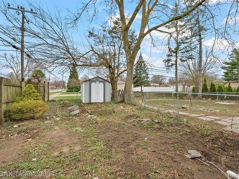 Listing photo 5