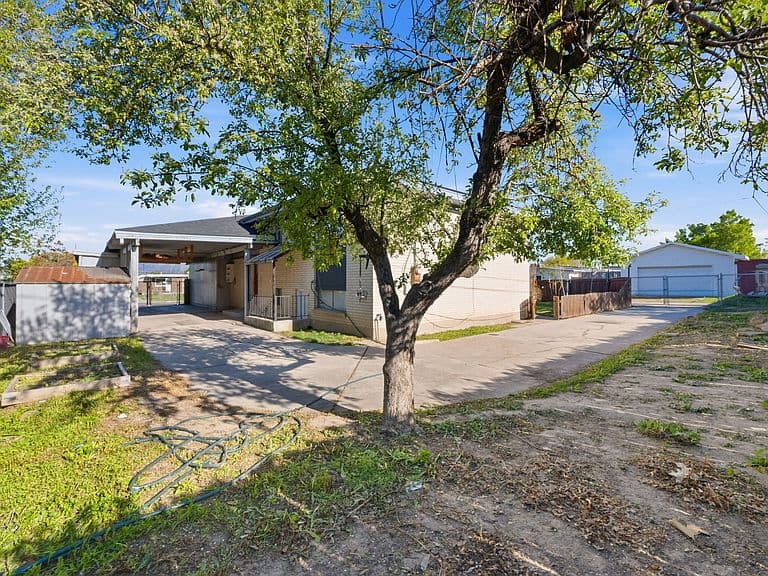 Listing photo 3
