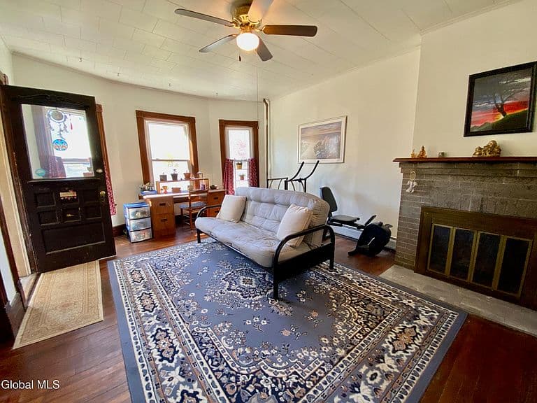 Listing photo 3