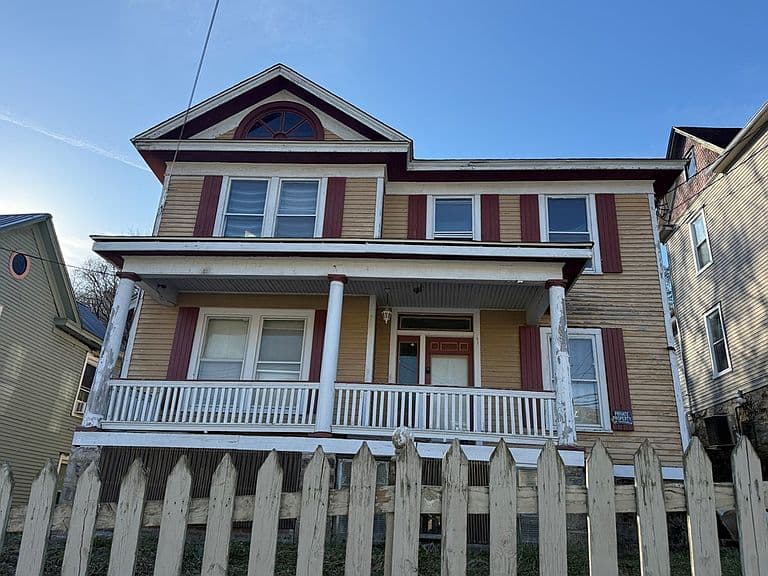 Listing photo 2