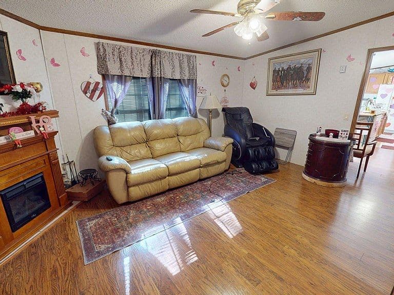 Listing photo 5