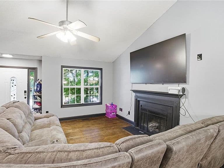 Listing photo 3